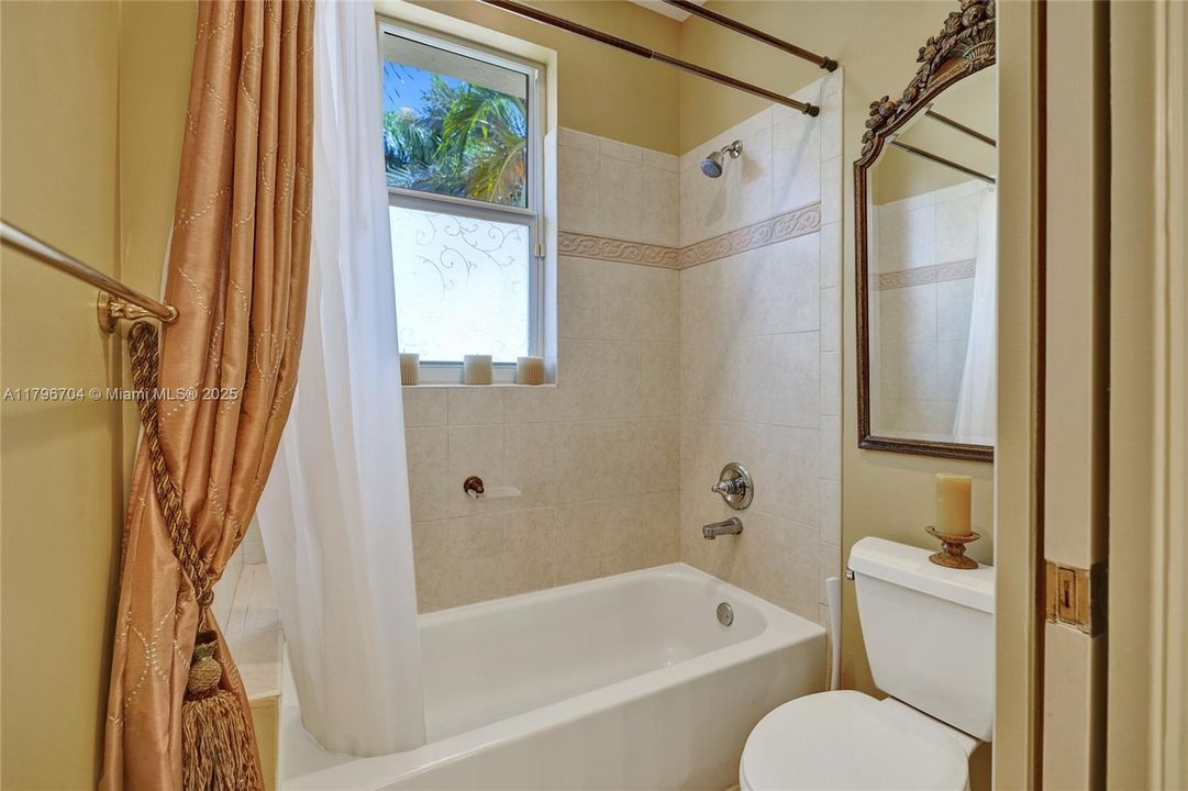 最近售出: $1,748,800 (6 贝兹, 5 浴室, 4962 平方英尺)