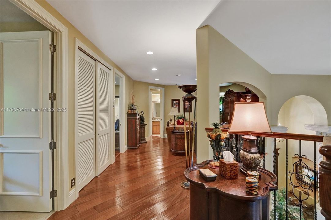 最近售出: $1,748,800 (6 贝兹, 5 浴室, 4962 平方英尺)