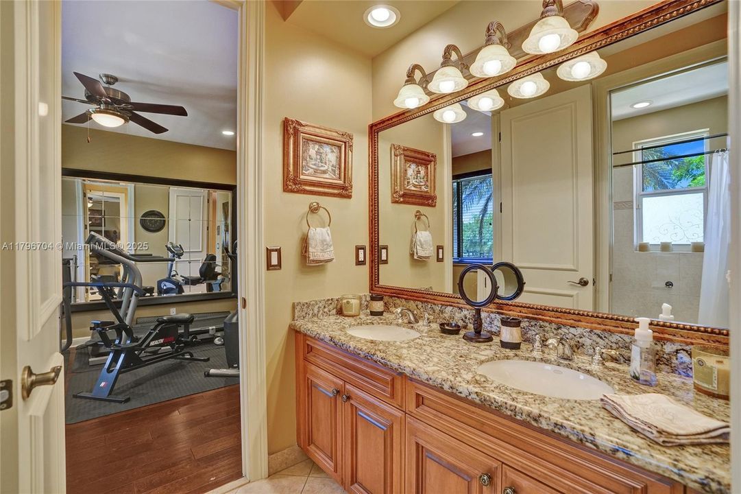 最近售出: $1,748,800 (6 贝兹, 5 浴室, 4962 平方英尺)