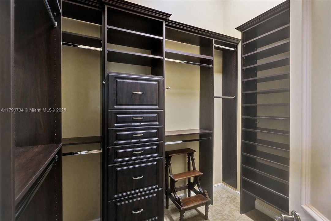 最近售出: $1,748,800 (6 贝兹, 5 浴室, 4962 平方英尺)