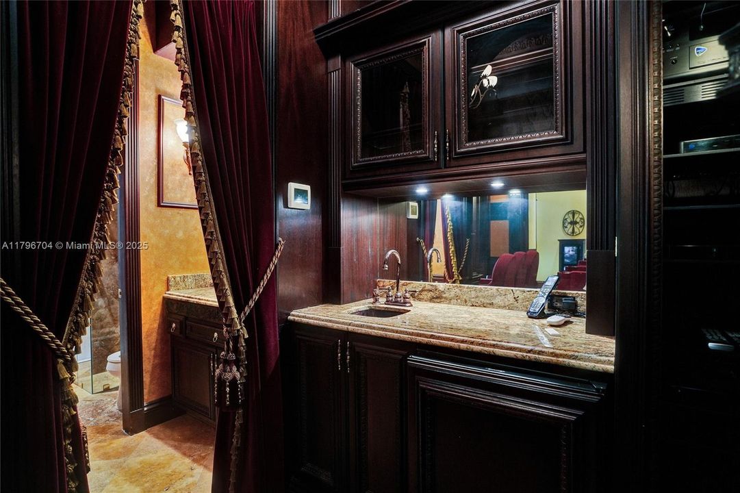 最近售出: $1,748,800 (6 贝兹, 5 浴室, 4962 平方英尺)