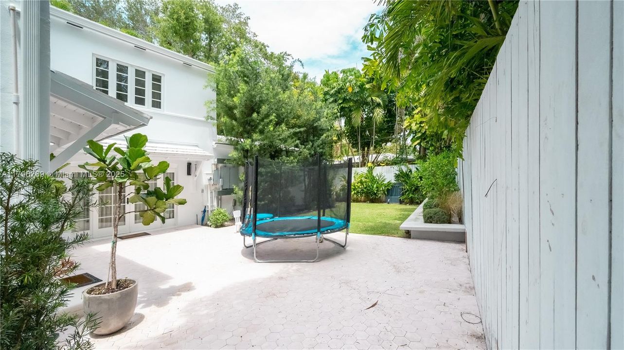 Recently Sold: $4,000,004 (4 beds, 3 baths, 2629 Square Feet)