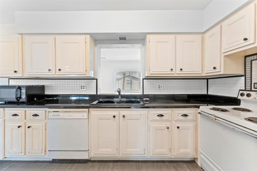 Recently Sold: $399,000 (3 beds, 2 baths, 1630 Square Feet)