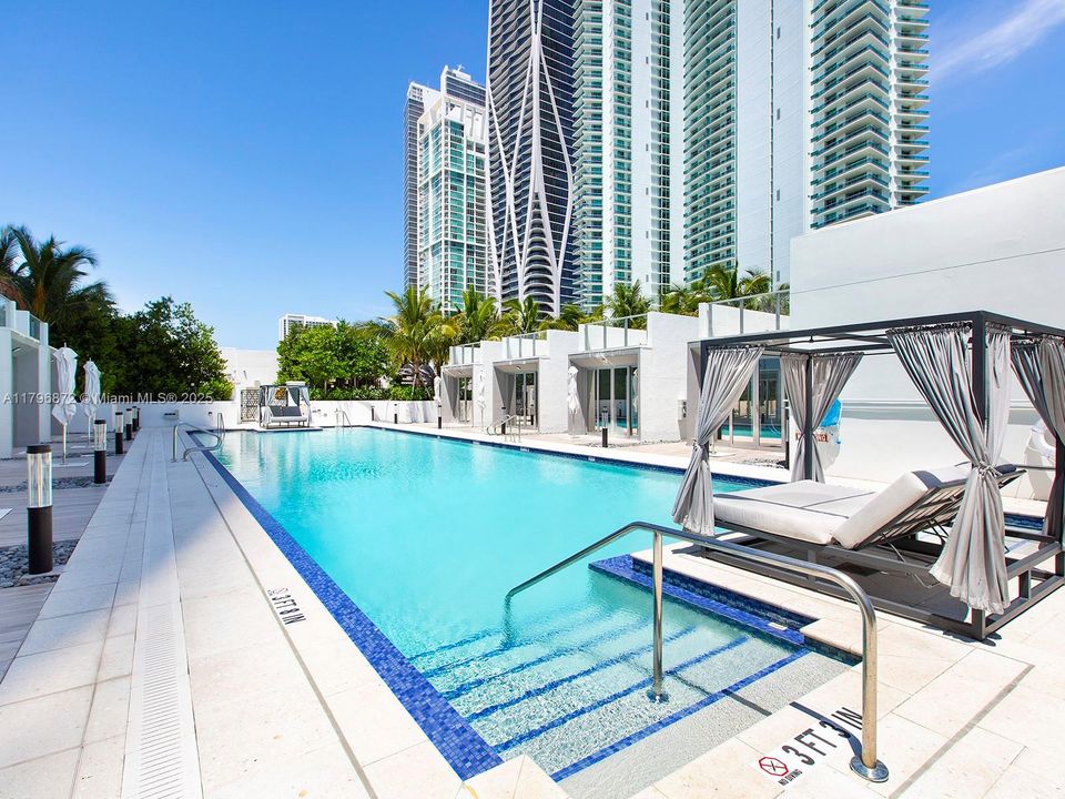 На продажу: $4,899,000 (4 спален, 5 ванн, 4084 Квадратных фут)