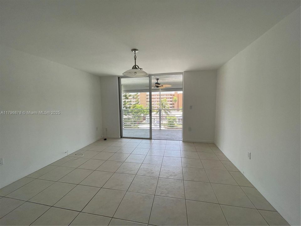 For Sale: $199,000 (1 beds, 1 baths, 812 Square Feet)