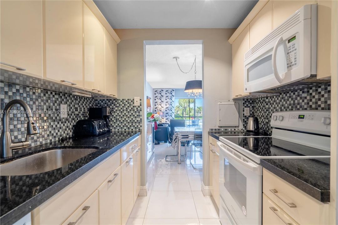 For Sale: $112,000 (2 beds, 1 baths, 883 Square Feet)