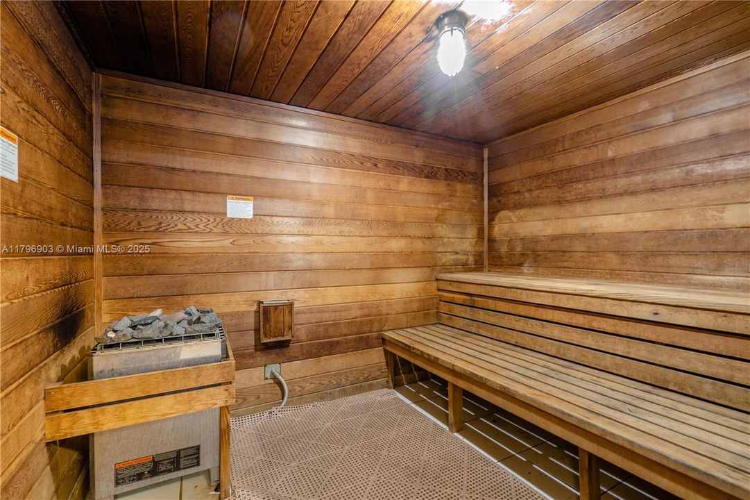 For Sale: $112,000 (2 beds, 1 baths, 883 Square Feet)