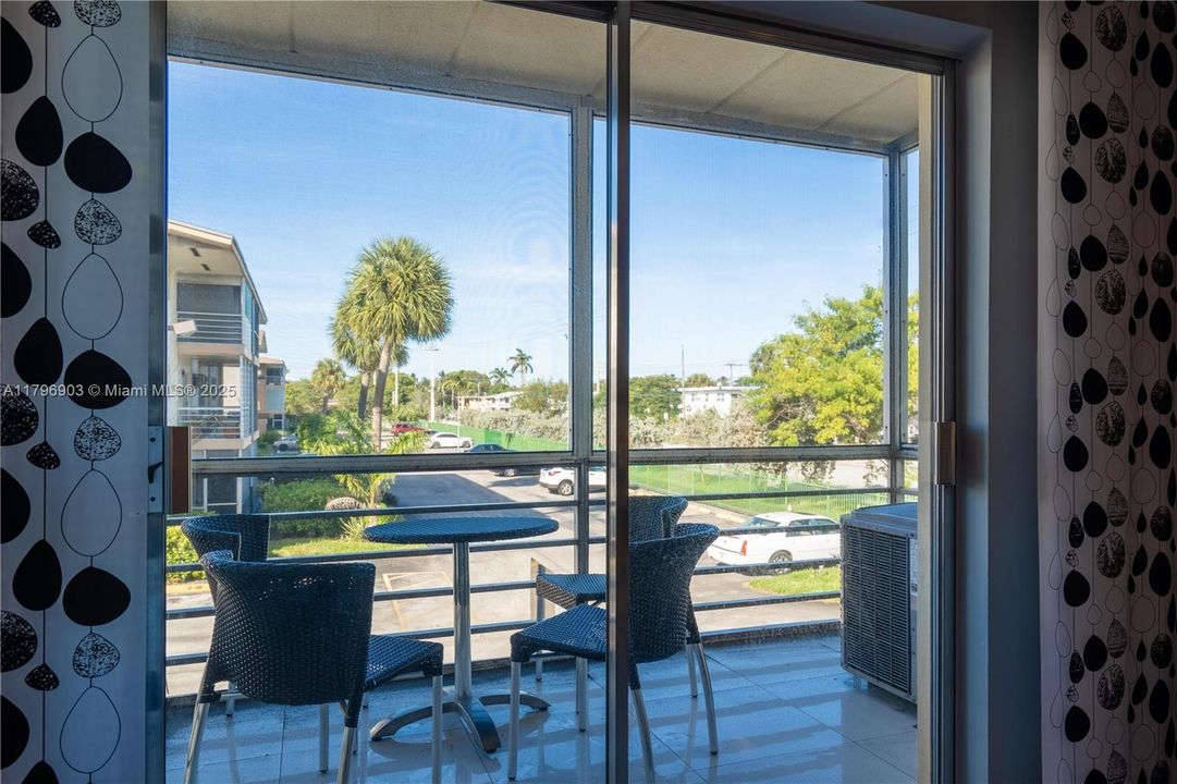 For Sale: $112,000 (2 beds, 1 baths, 883 Square Feet)