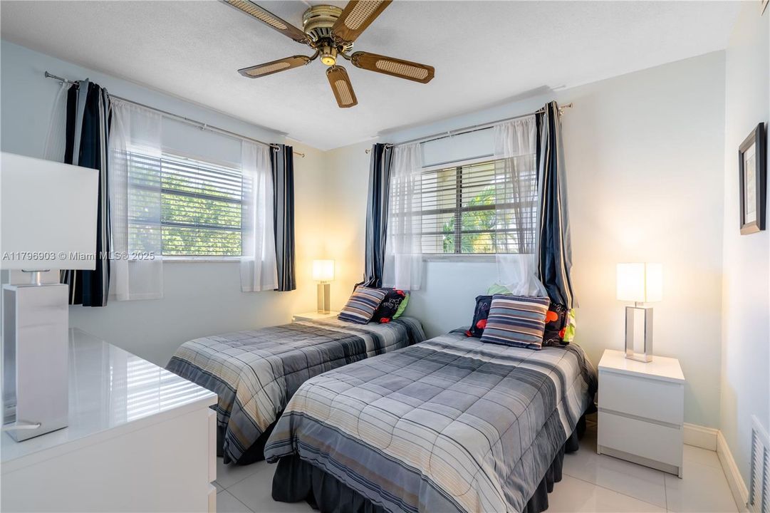 For Sale: $112,000 (2 beds, 1 baths, 883 Square Feet)