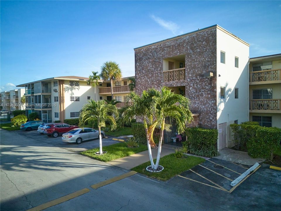 For Sale: $112,000 (2 beds, 1 baths, 883 Square Feet)