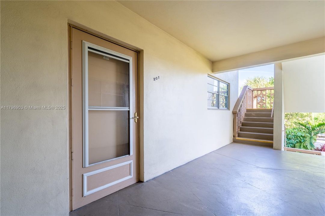 For Sale: $112,000 (2 beds, 1 baths, 883 Square Feet)