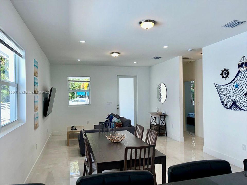 最近租的: $3,200 (3 贝兹, 2 浴室, 1260 平方英尺)