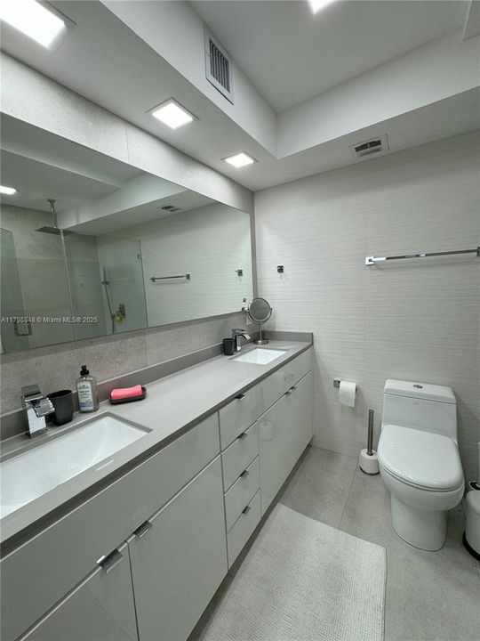 待售: $520,000 (1 贝兹, 2 浴室, 975 平方英尺)