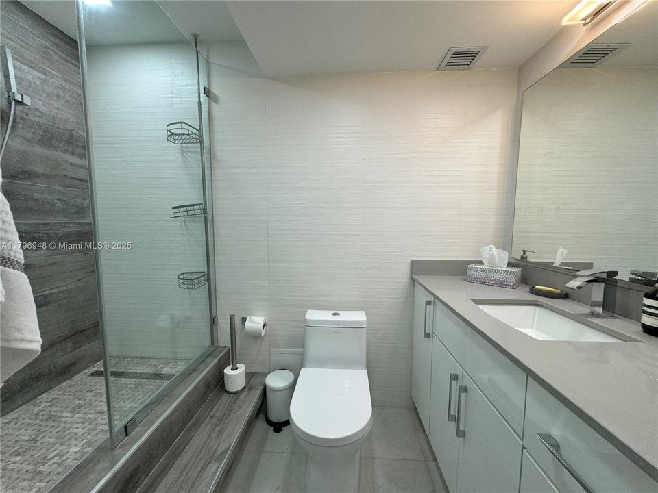 待售: $520,000 (1 贝兹, 2 浴室, 975 平方英尺)