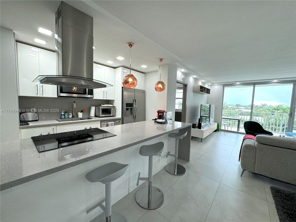 待售: $520,000 (1 贝兹, 2 浴室, 975 平方英尺)