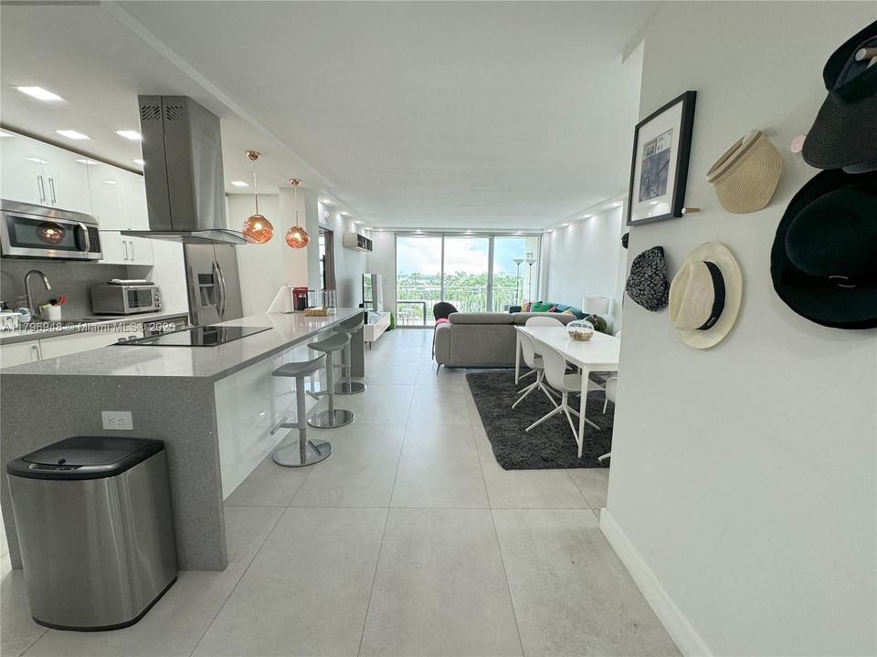 待售: $520,000 (1 贝兹, 2 浴室, 975 平方英尺)