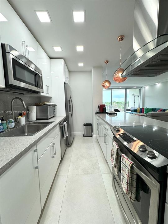 待售: $520,000 (1 贝兹, 2 浴室, 975 平方英尺)