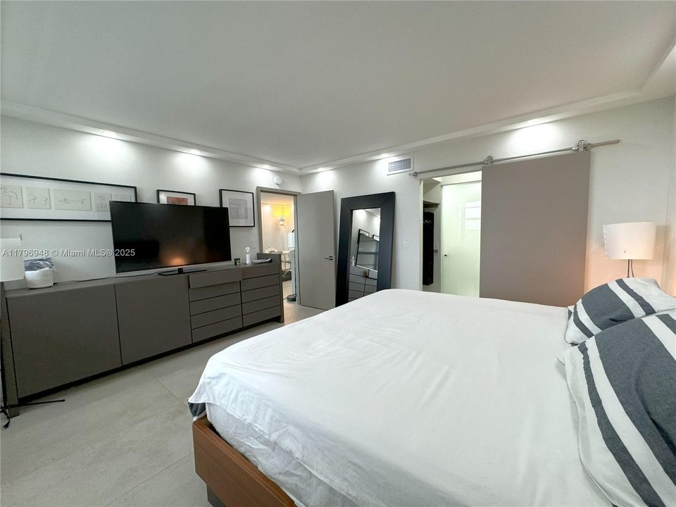 待售: $520,000 (1 贝兹, 2 浴室, 975 平方英尺)