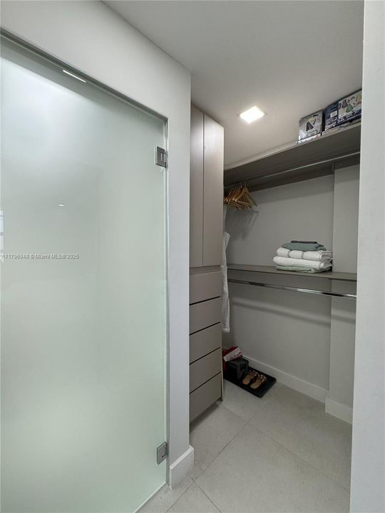 待售: $520,000 (1 贝兹, 2 浴室, 975 平方英尺)