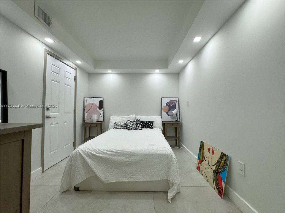 待售: $520,000 (1 贝兹, 2 浴室, 975 平方英尺)