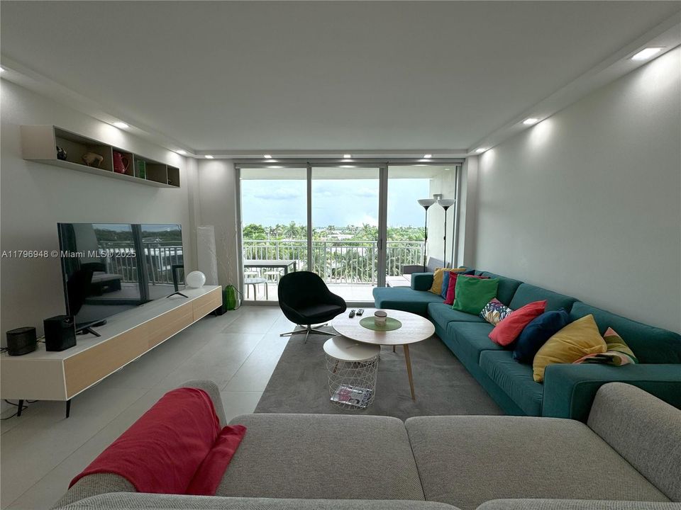 待售: $520,000 (1 贝兹, 2 浴室, 975 平方英尺)