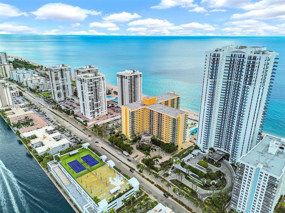 Recently Rented: $3,000 (2 beds, 2 baths, 1198 Square Feet)