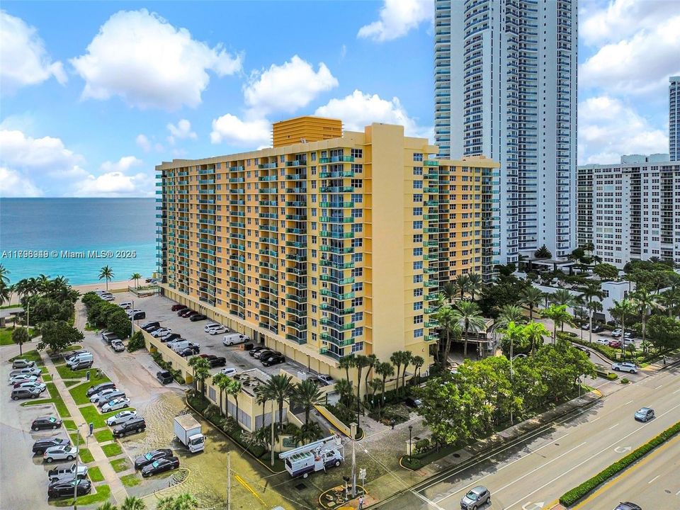 Recently Rented: $3,000 (2 beds, 2 baths, 1198 Square Feet)