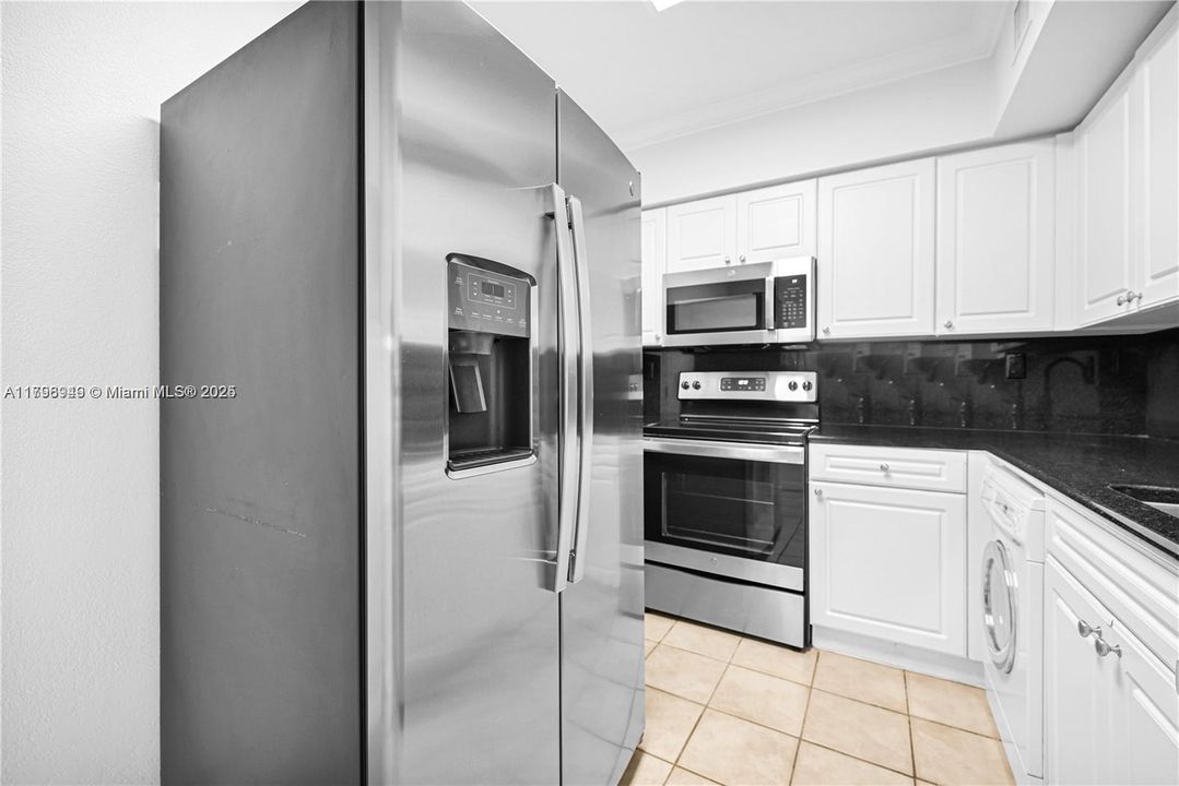 Recently Rented: $3,000 (2 beds, 2 baths, 1198 Square Feet)