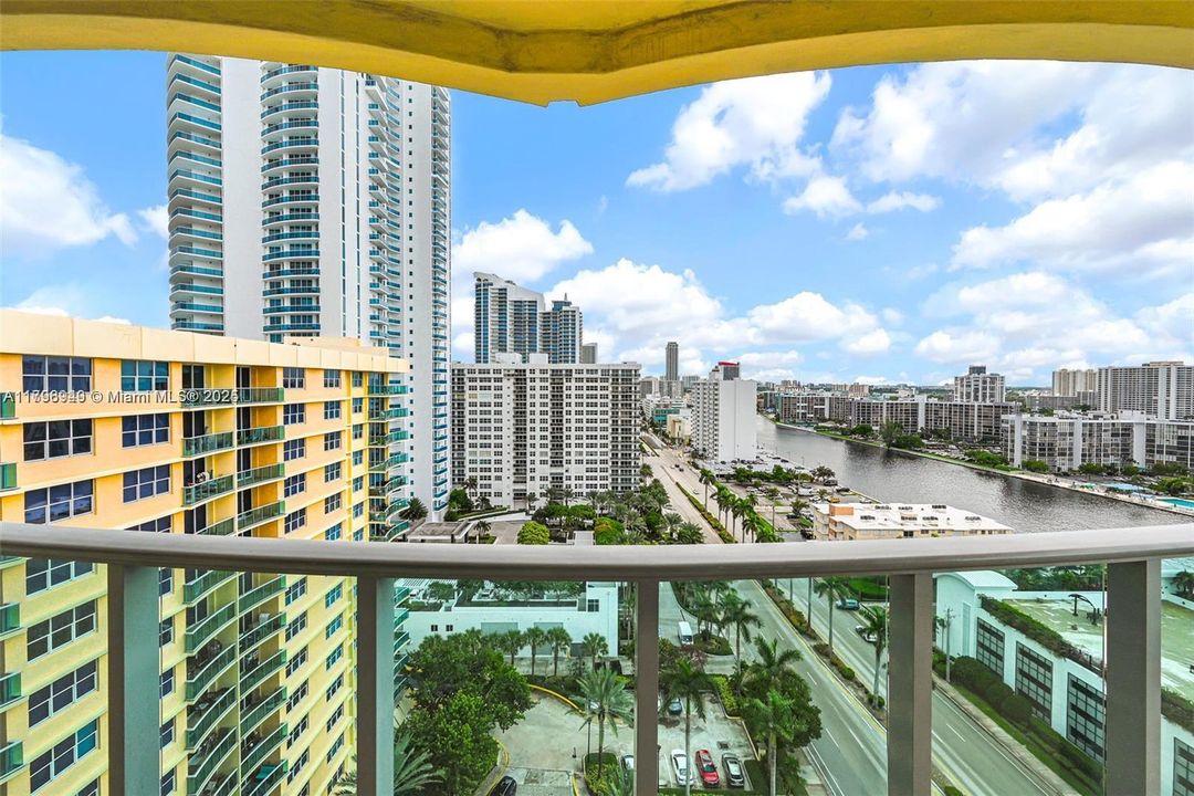 Recently Rented: $3,000 (2 beds, 2 baths, 1198 Square Feet)