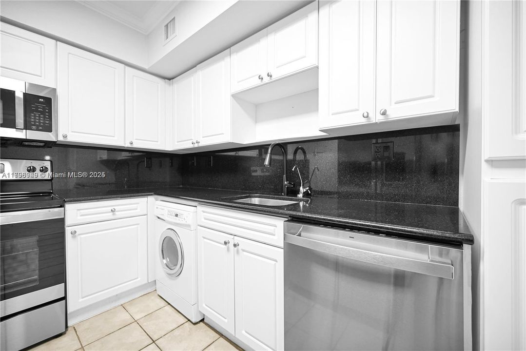 Recently Rented: $3,000 (2 beds, 2 baths, 1198 Square Feet)