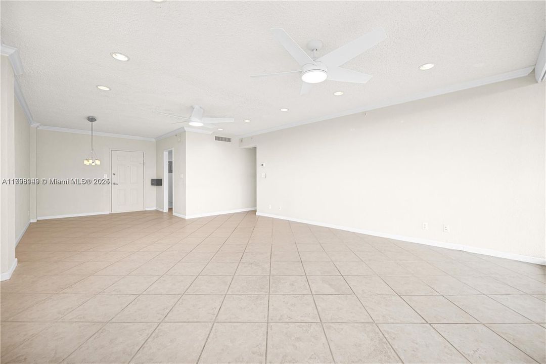 Recently Rented: $3,000 (2 beds, 2 baths, 1198 Square Feet)