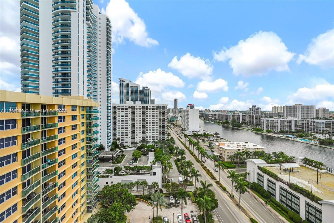 Recently Rented: $3,000 (2 beds, 2 baths, 1198 Square Feet)