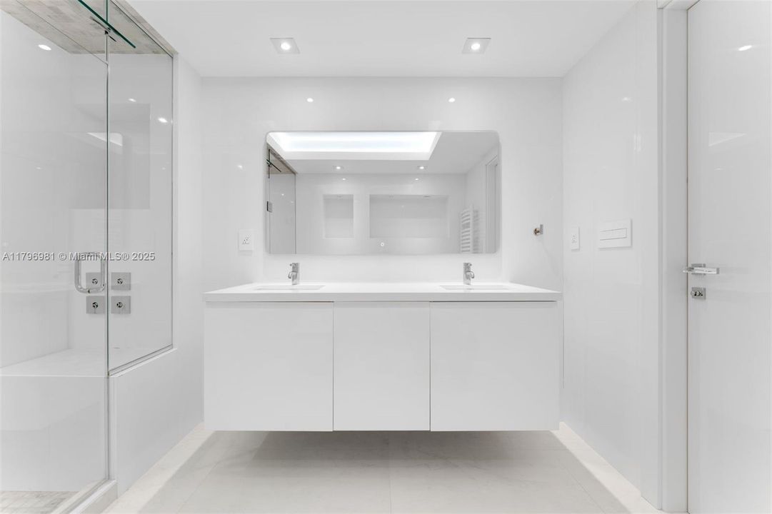 На продажу: $2,100,000 (2 спален, 2 ванн, 1688 Квадратных фут)