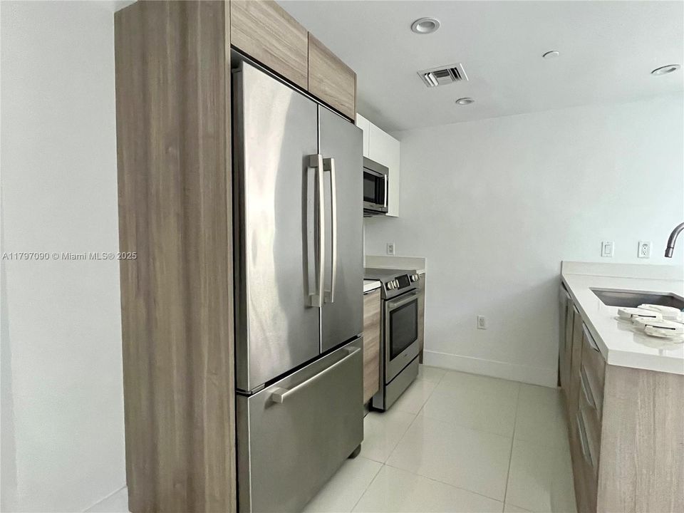 Recently Rented: $5,000 (2 beds, 2 baths, 1276 Square Feet)