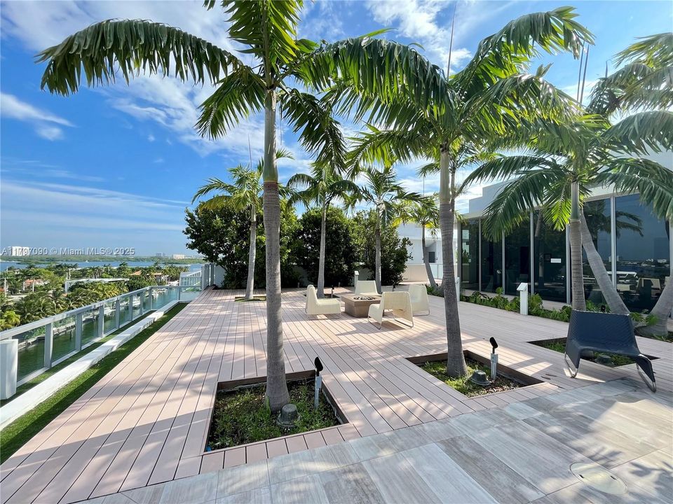 Recently Rented: $5,000 (2 beds, 2 baths, 1276 Square Feet)