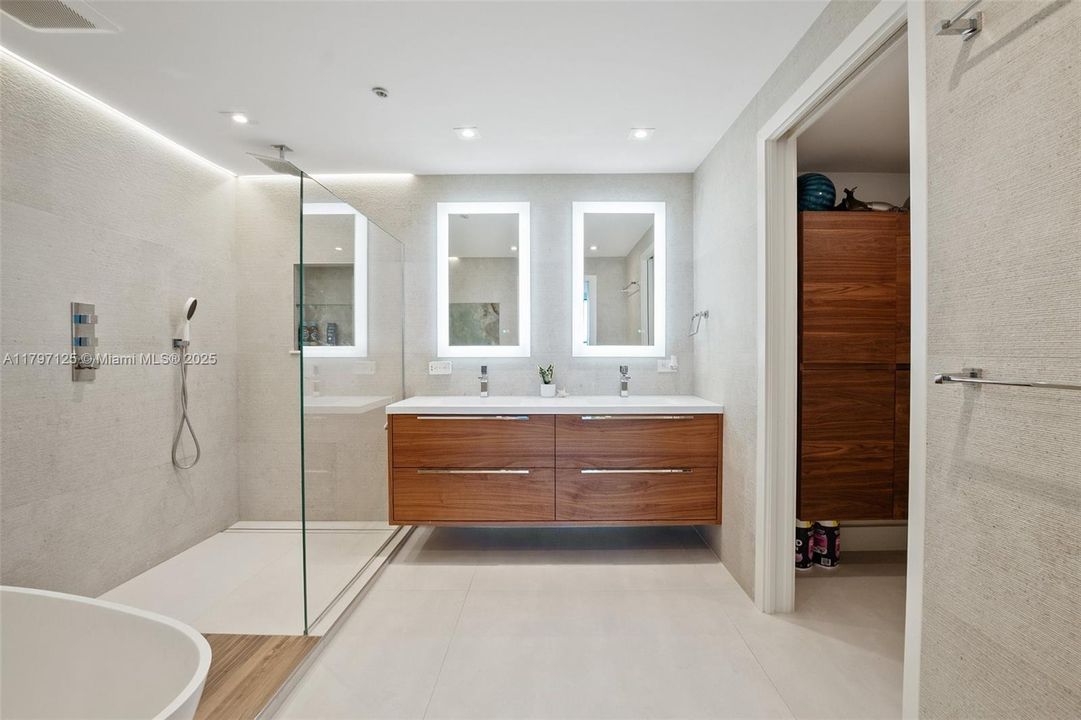 Vendido Recientemente: $3,270,000 (2 camas, 2 baños, 2110 Pies cuadrados)