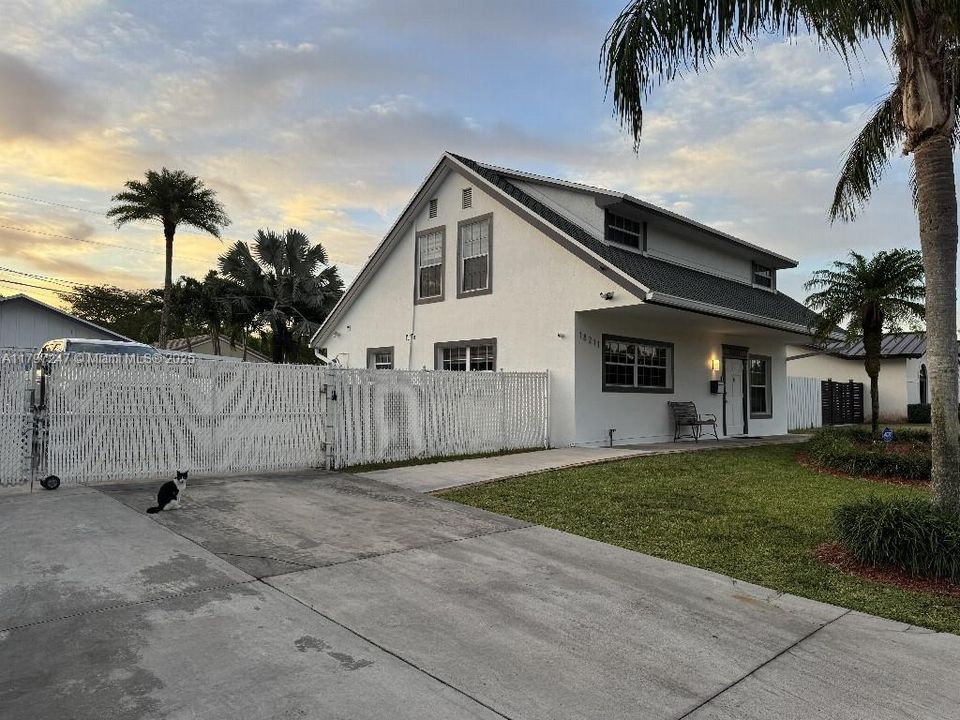 For Sale: $899,900 (4 beds, 2 baths, 1712 Square Feet)