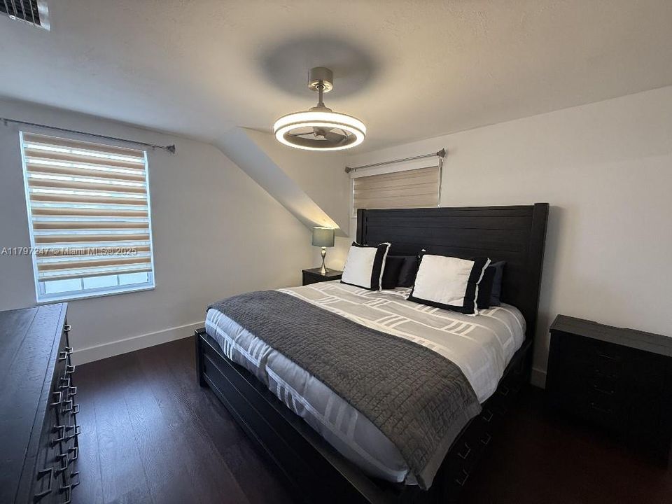 For Sale: $899,900 (4 beds, 2 baths, 1712 Square Feet)