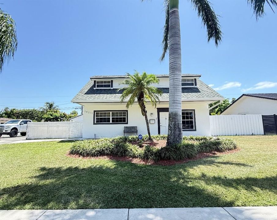 For Sale: $899,900 (4 beds, 2 baths, 1712 Square Feet)