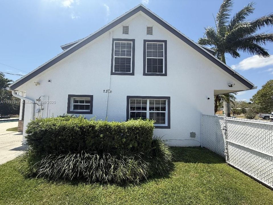 For Sale: $899,900 (4 beds, 2 baths, 1712 Square Feet)