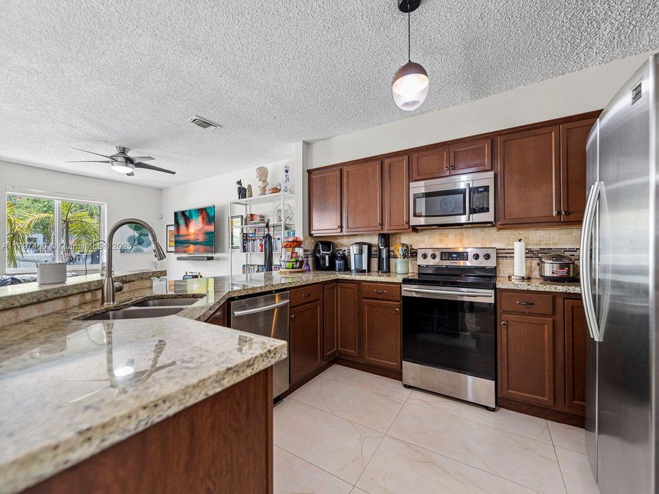 Recently Sold: $415,000 (3 beds, 2 baths, 1731 Square Feet)