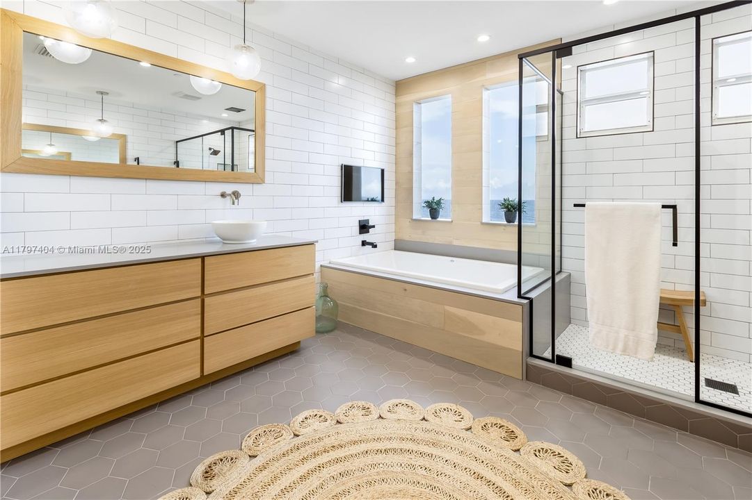 Main Bathroom, 4th Floor