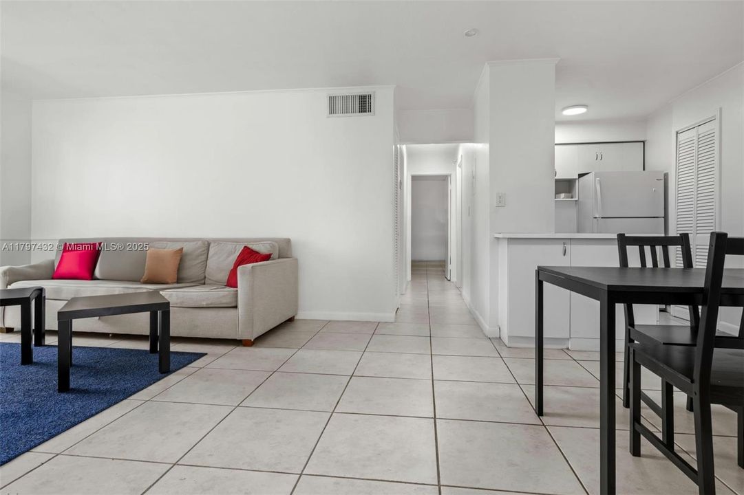 На продажу: $262,876 (2 спален, 2 ванн, 777 Квадратных фут)