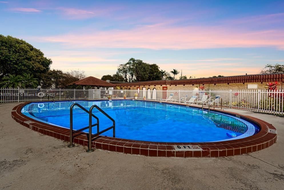 На продажу: $262,876 (2 спален, 2 ванн, 777 Квадратных фут)