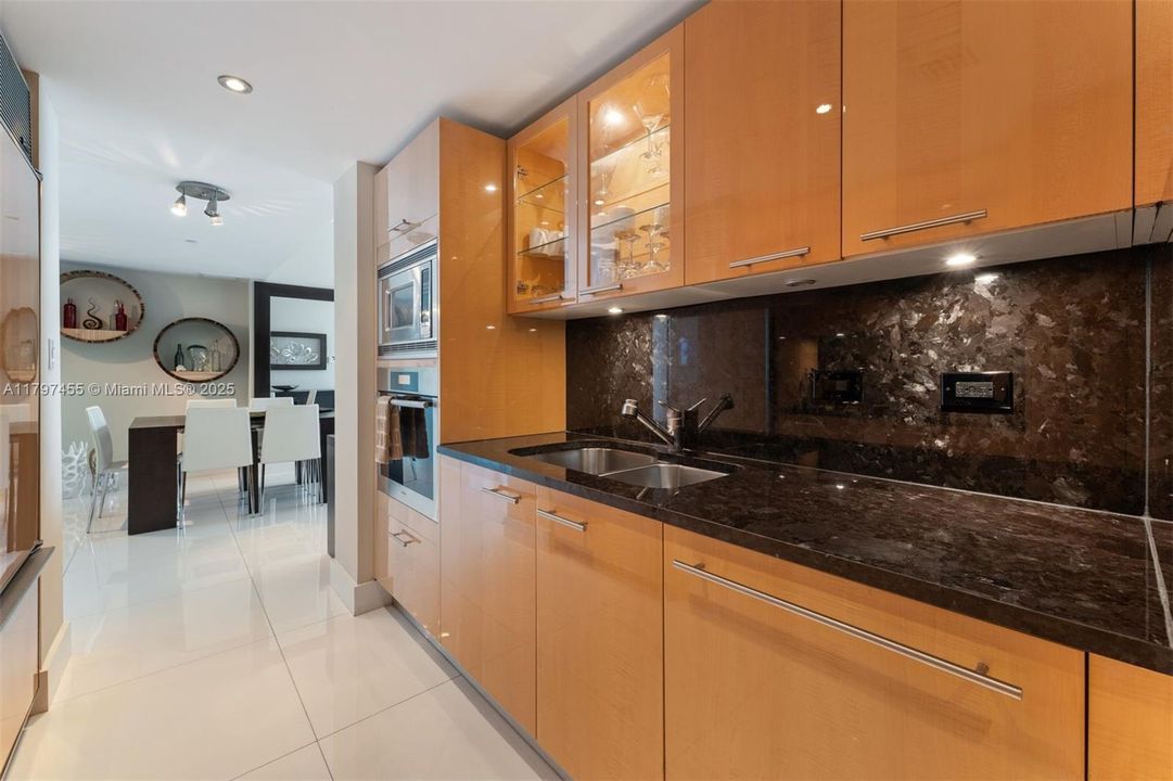 Active With Contract: $1,225,000 (2 beds, 2 baths, 993 Square Feet)