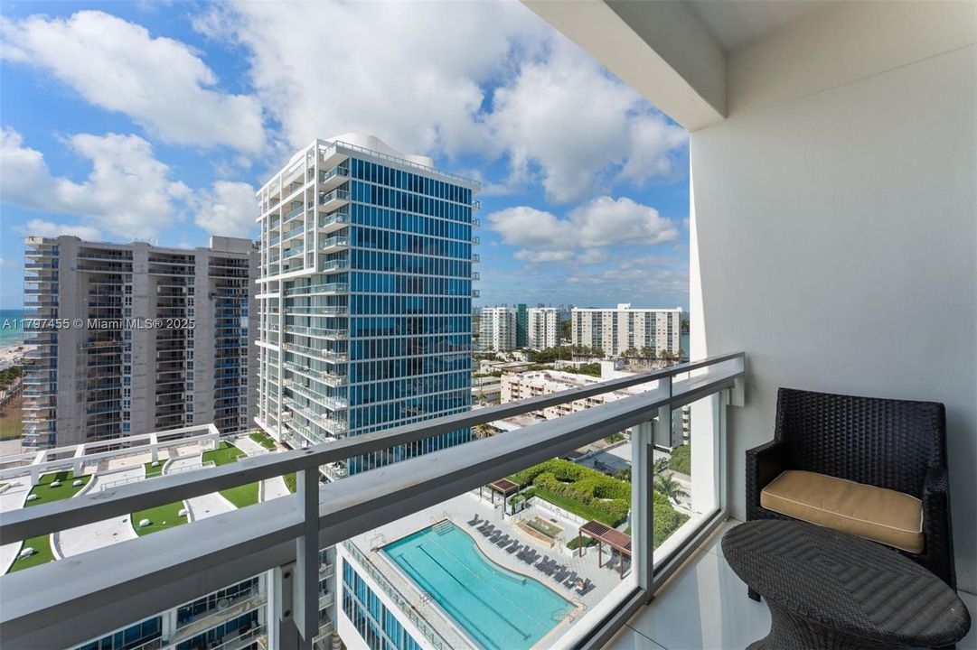 Active With Contract: $1,225,000 (2 beds, 2 baths, 993 Square Feet)