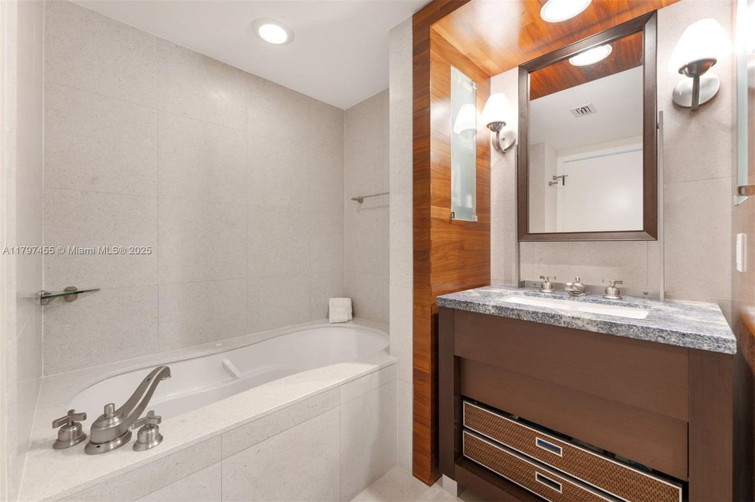 Active With Contract: $1,225,000 (2 beds, 2 baths, 993 Square Feet)