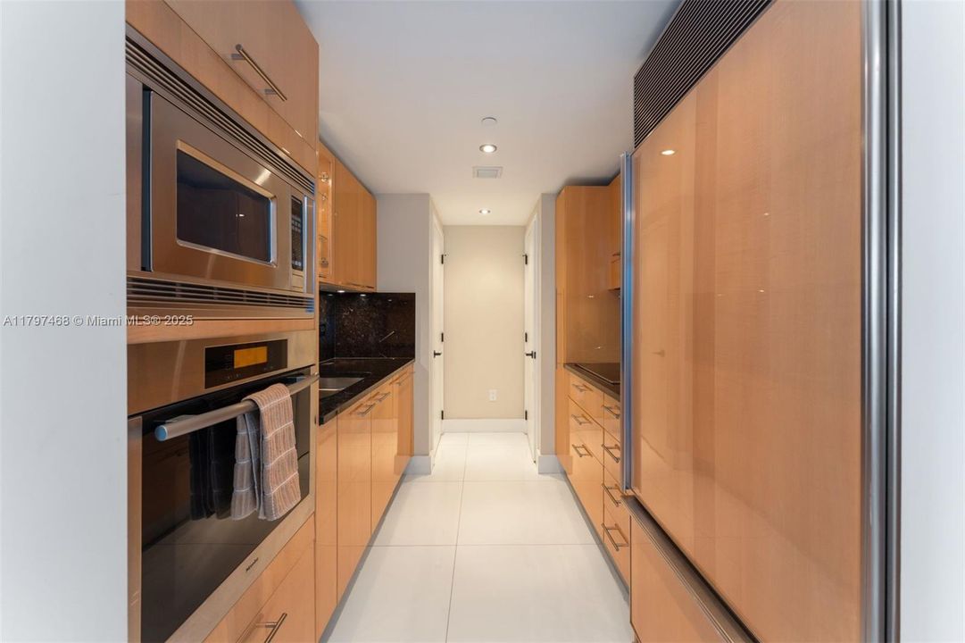 Recently Rented: $8,700 (2 beds, 2 baths, 993 Square Feet)