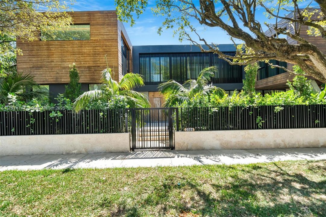 Active With Contract: $6,149,000 (4 beds, 4 baths, 0 Square Feet)