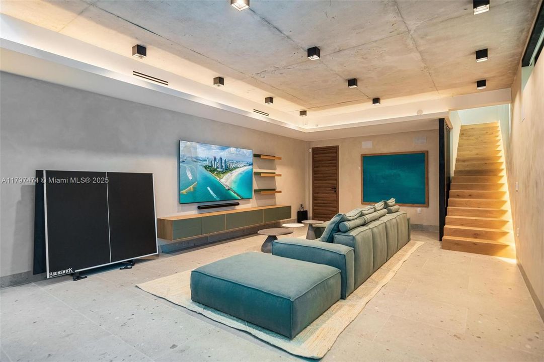 Active With Contract: $6,149,000 (4 beds, 4 baths, 0 Square Feet)